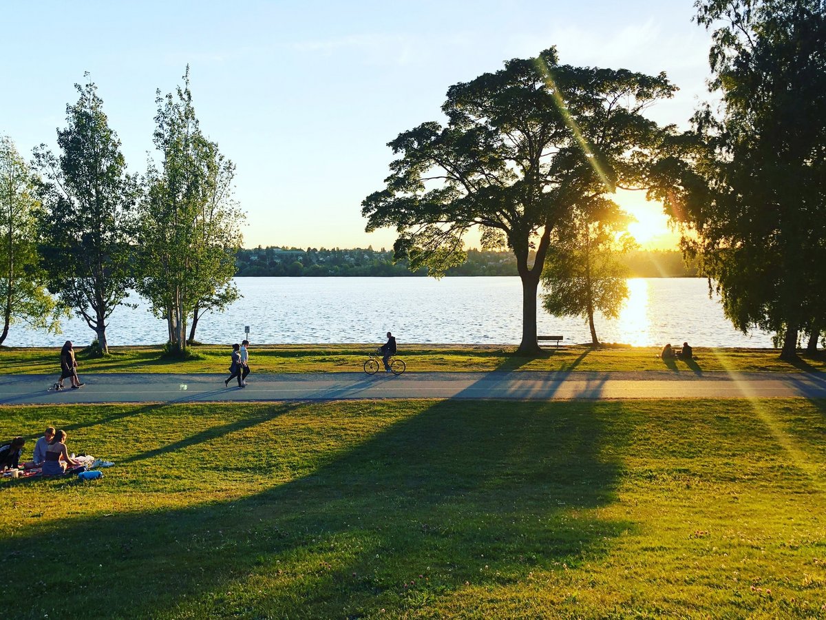 Sonnenuntergang am See Sonnenuntergang am See, Personen sitzen am Ufer oder joggen den Weg entlang